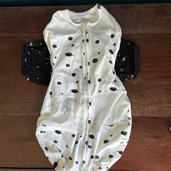 Happiest Baby Swaddle for SNOO bassinet - Picture 1 of 6